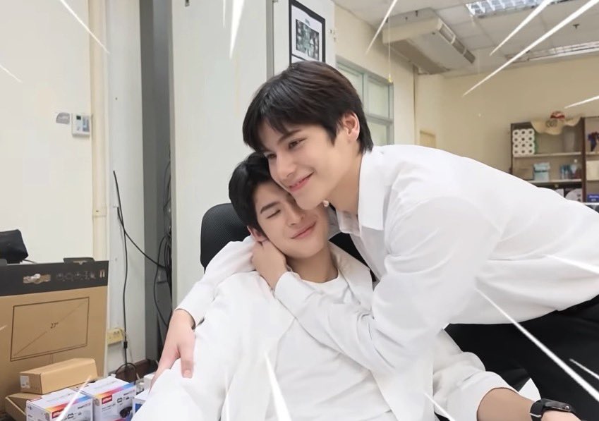 markohm_indo's tweet photo. 🤡 Capek banget sini peluk aku donggggg
⛄️Hah? Berani yaa? Apa Itu cuma suara di kepalamu?
🤡 Ngigau-ngigau~ belum sadar soalnya aku bangun pagi banget?! 
⛄️O-oke, sini pelukkk~ 

#MarkOhm
#GMMTVLiveHouse
#RoommateChaos  https://t.co/caq3vwp4bW