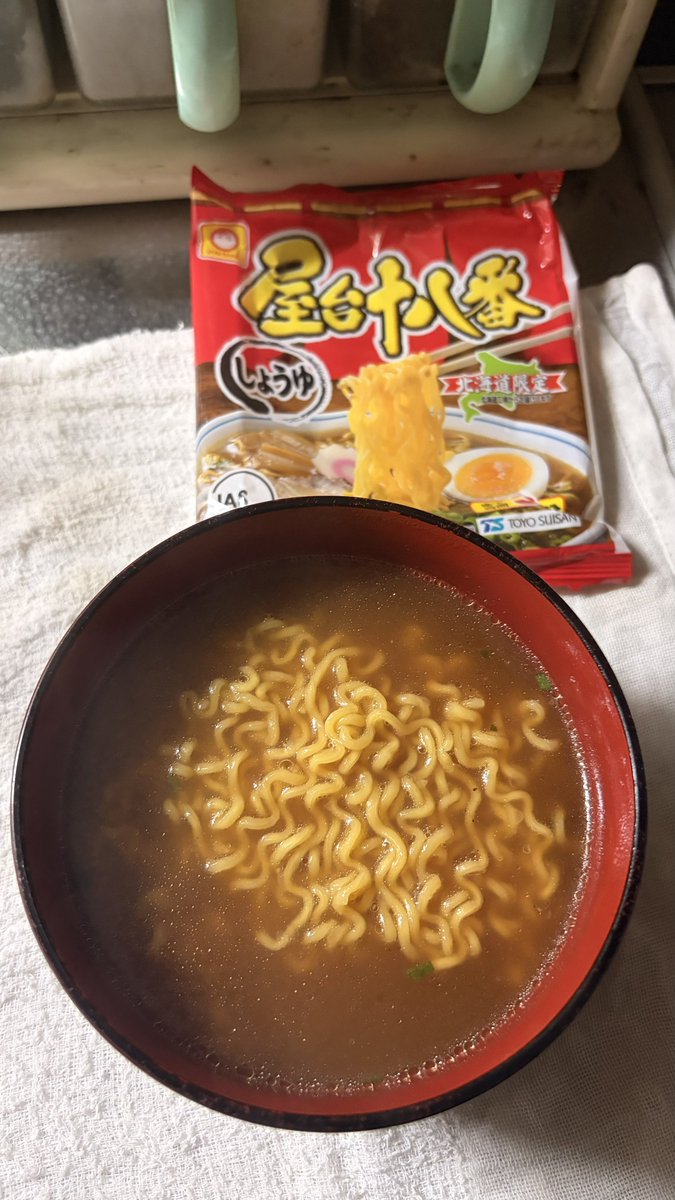 clits_'s tweet photo. これは実家暮らし無職の夜食
屋台十八番のしょうゆ味🍜🐿️ﾘｽﾔｼｮｸ https://t.co/e1o3MowxlU