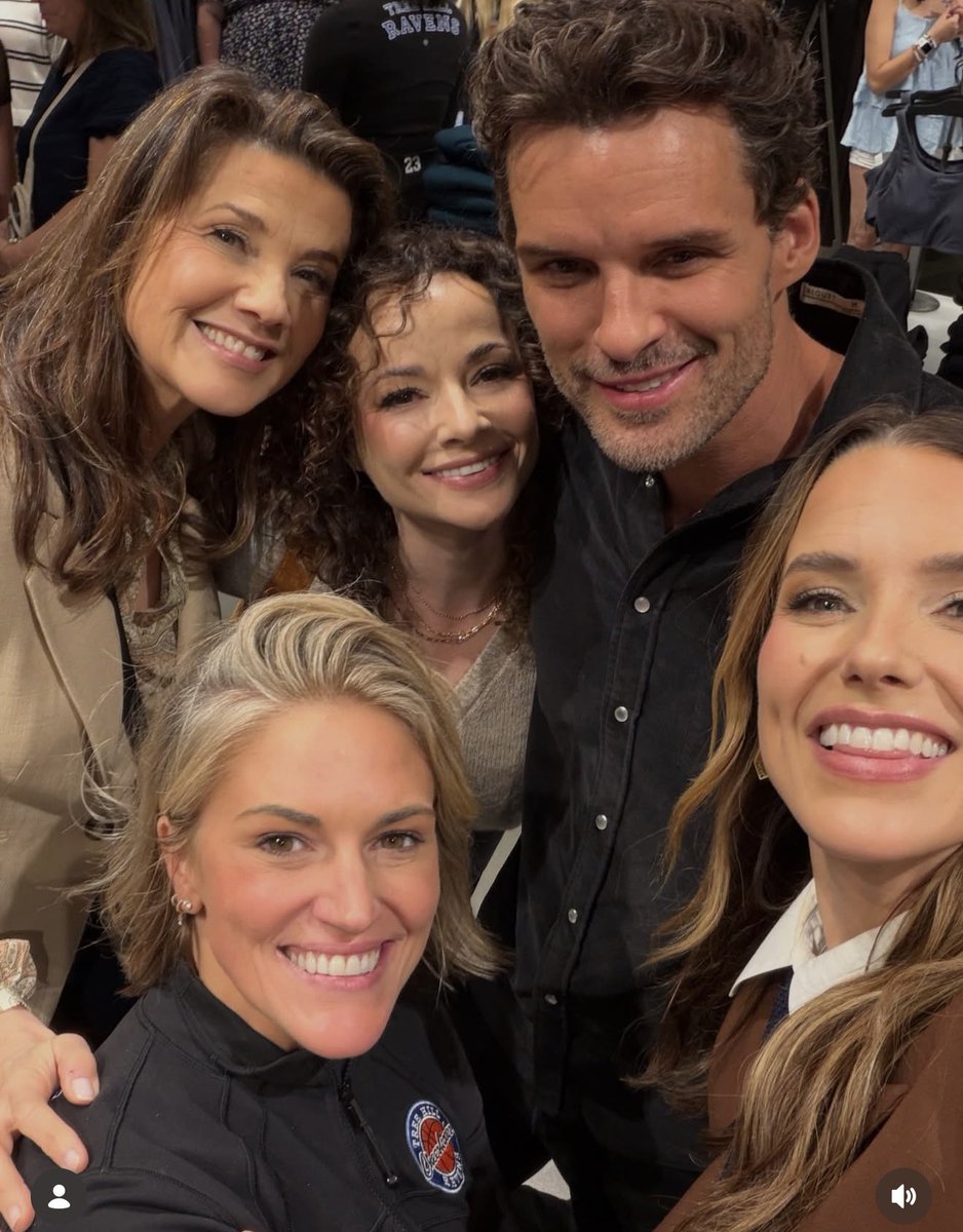 xRememberOTH's tweet photo. an iconic reunion photo. https://t.co/d81bsMfM3W
