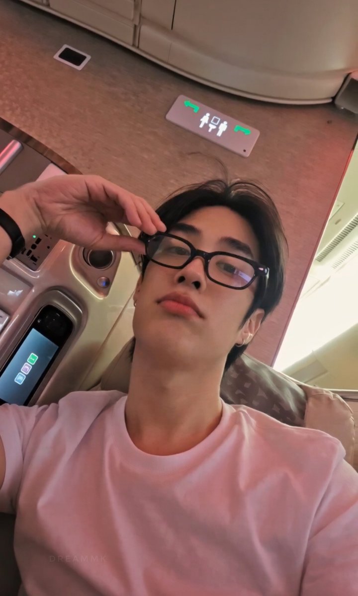 emflaek's tweet photo. กล้องเก็บความหล่อฮีไม่หมดด้วยซ้ำอะ อมกกกกก หล่ออะไรขนาดนั้นอะแว่นนน😭😭😭😭😭😭

#TLE_mtm https://t.co/k8OAdgNeMx