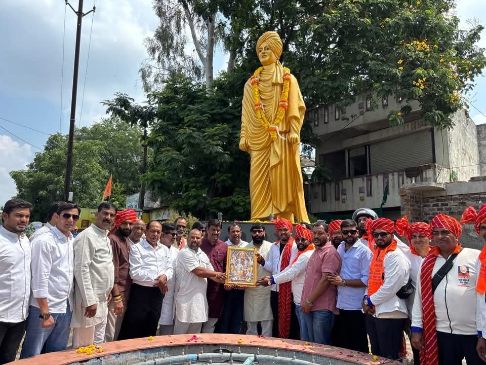 ShravanSChawda's tweet photo. सेवा का संकल्प, जन-जन का उत्साह और राष्ट्र निर्माण की भावना के साथ इंदौर की ओर बढ़ते कदम!!

बड़नगर से वाराणसी तक निकली ‘सेवा संकल्प यात्रा’ का इंदौर ग्रामीण जिले के माचल में रात्रि विश्राम के पश्चात आज पुनः शुभारंभ हुआ। यात्रा ग्राम पंचायत कलारिया, ग्राम पंचायत तलावली, ग्राम पंचायत नावदापंथ एवं ग्राम पंचायत सियासा से होते हुए इंदौर नगर में प्रवेश कर गई। यात्रा के मार्ग में ग्रामीणों, जनप्रतिनिधियों एवं भाजपा कार्यकर्ताओं ने उत्साहपूर्वक जगह-जगह स्वागत एवं अभिनंदन कर यात्रियों का आत्मीय स्वागत किया।

जन-जन के उत्साह और सहभागिता से यात्रा का कारवां निरंतर आगे बढ़ रहा है। सेवा, सुशासन, जनकल्याण और राष्ट्र निर्माण के संकल्प को जन-जन तक पहुंचाती यह यात्रा इंदौर की धरती पर भी उत्साह और सेवा भावना का संदेश लेकर पहुंची है।

#सेवा_संकल्प_अभियान
#SevaSankalpAbhiyan #bjp #BJP4India #bjym 
@BJP4India @BJP4MP @narendramodi @NitinNabin @drhemangjoshimp @shyamtailorsjr