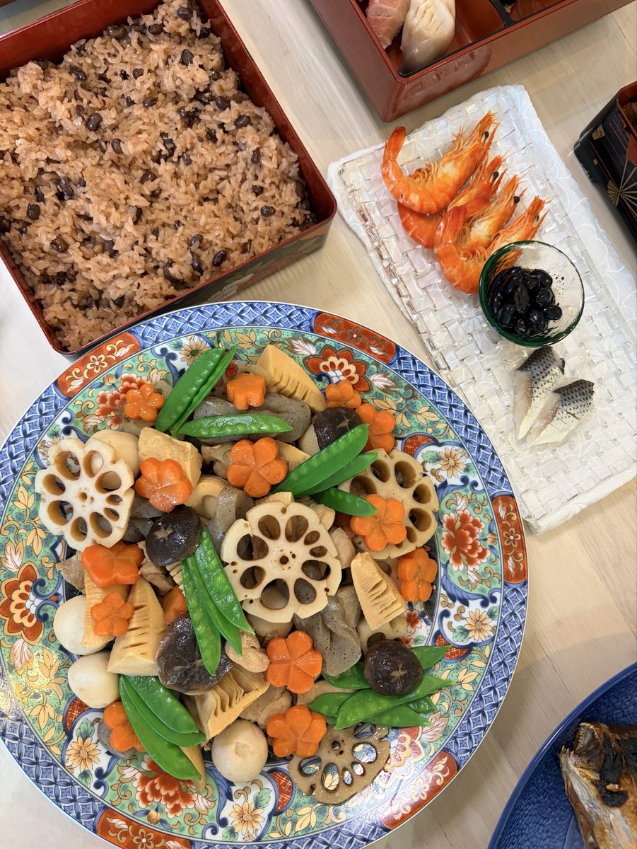 confetti_mum's tweet photo. 自宅お食い初め完✅🙌㊗️

お寿司🍣と鯛🐟はお寿司屋さんにお願いして、えび🦐と黒豆と紅白なますは楽天で冷凍を購入、その他はベビだろうが寝てる間に母頑張った😭

数年後お喋りできるようになった時、栄養の大切さを一緒に勉強しながらこの写真を見せてあげたいな〜 https://t.co/WDgYCE2bTV