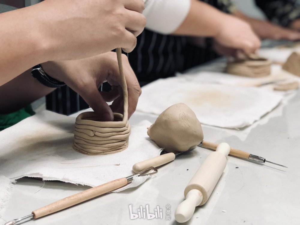 RussellCorb4's tweet photo. Sumérgete en un taller de cerámica creativo este fin de semana: modela tus propias piezas únicas y llévalas contigo!， https://t.co/OHzjuasqIi