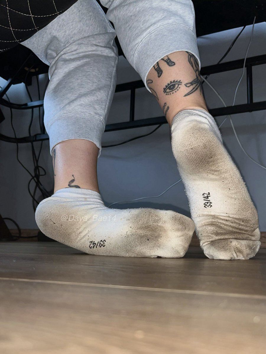 Daya_Bae14's tweet photo. You under the table sniffing my 7days worn socks. Perfect 🙊 https://t.co/L1ZycVS73T