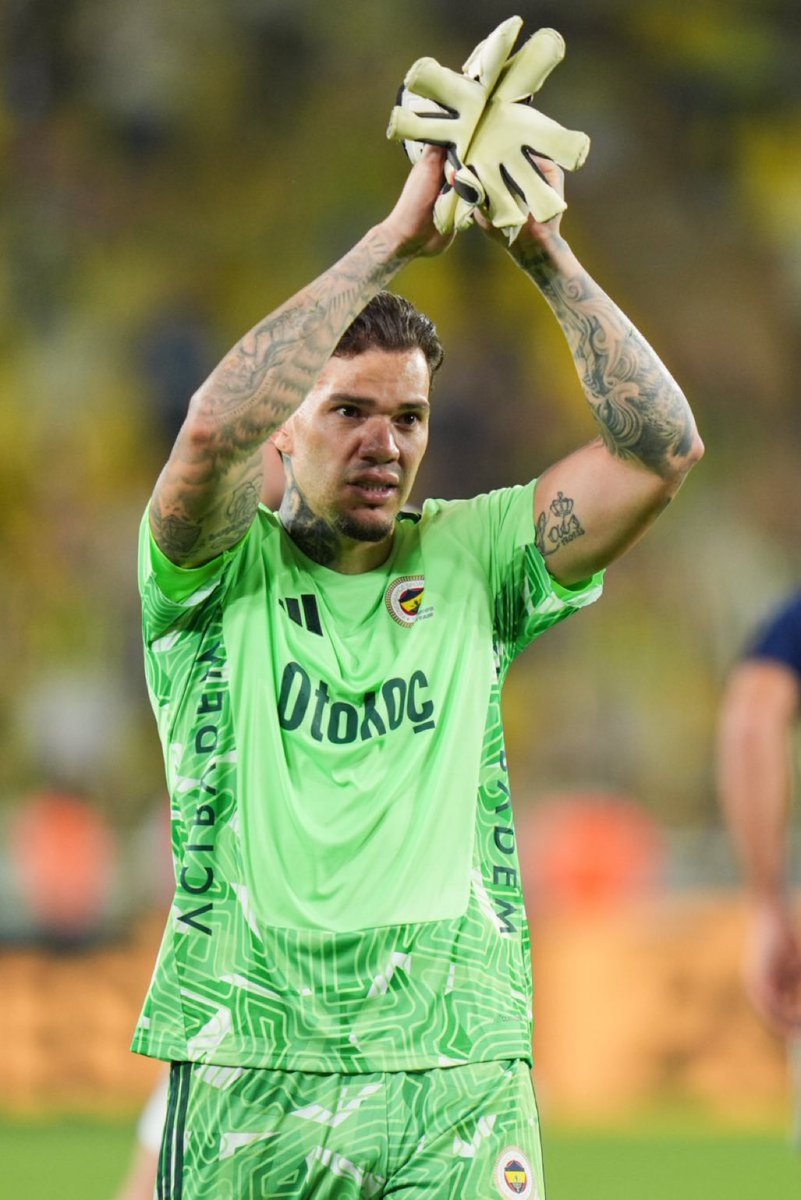 FenerliYazan's tweet photo. Yeni transferimiz Ederson ve tüm alkışları hak ediyor 👏🏻👏🏻👏🏻🧿 https://t.co/UwjtCyobxI