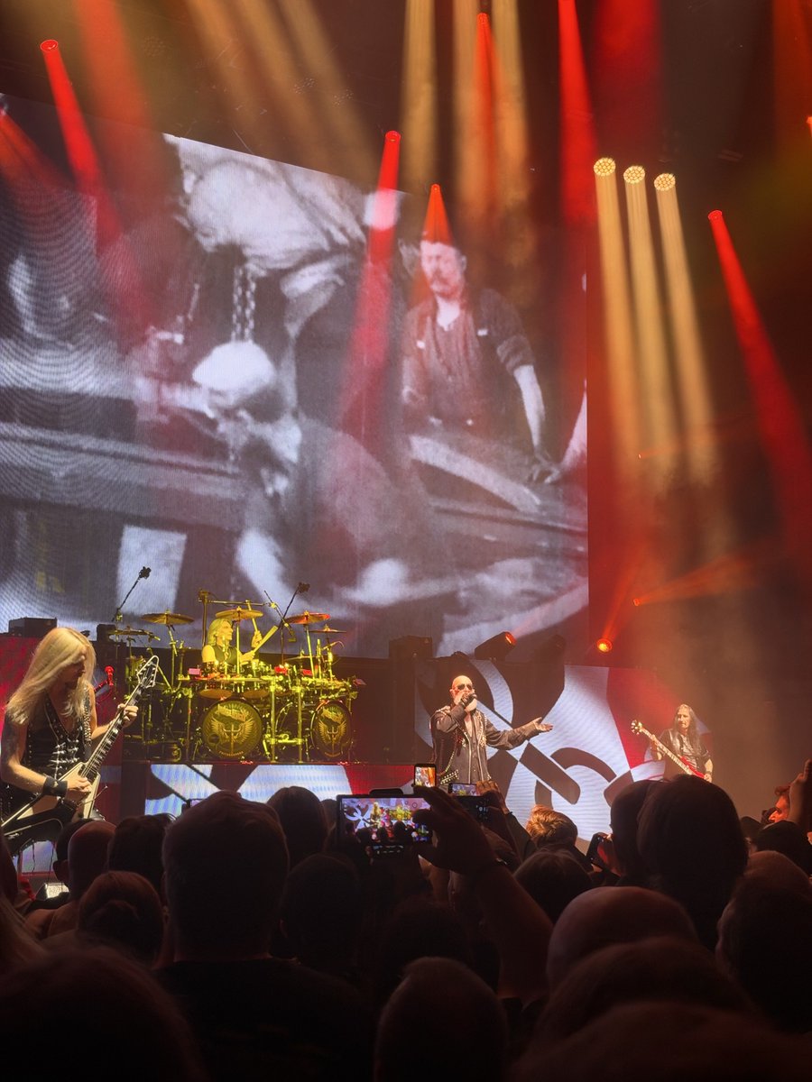 AceMagneto's tweet photo. Had a great time seeing Judas Priest at the Hammersmith Apollo last night. Fantastic show. https://t.co/VnnJk1lrBQ