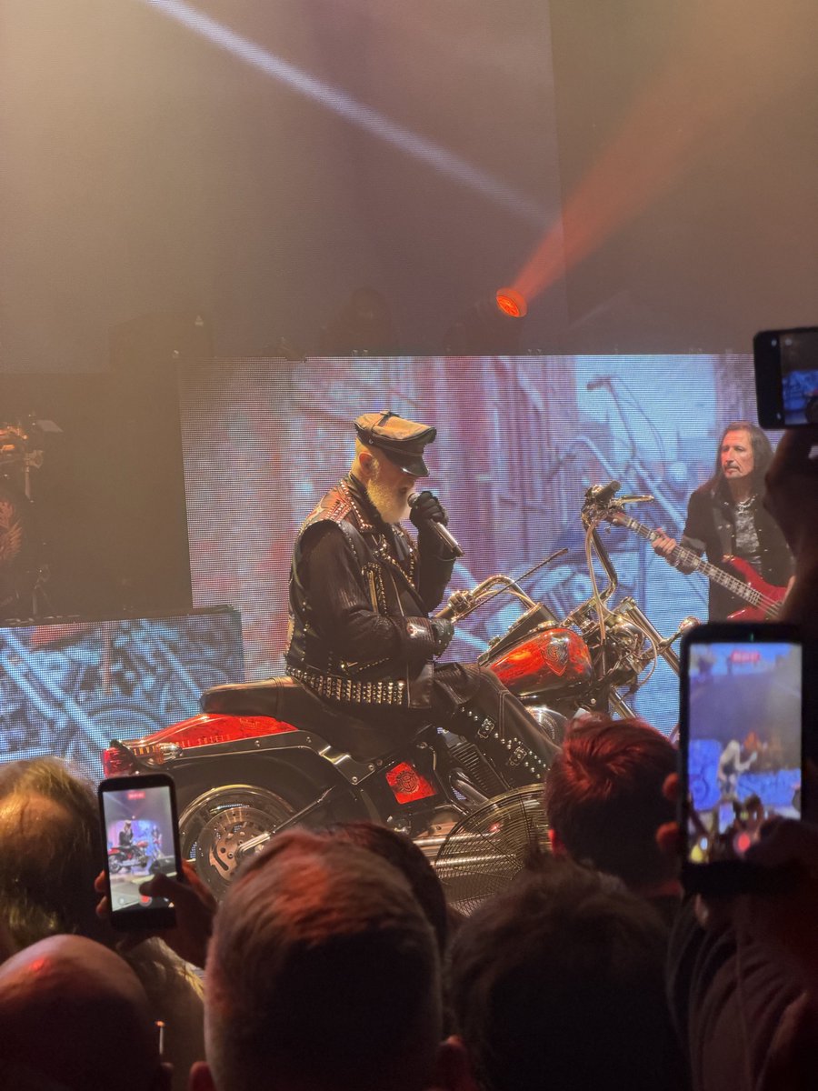 AceMagneto's tweet photo. Had a great time seeing Judas Priest at the Hammersmith Apollo last night. Fantastic show. https://t.co/VnnJk1lrBQ