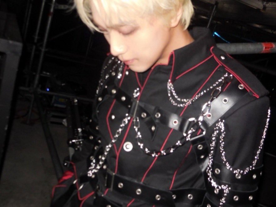 pechjny_'s tweet photo. 옷에 달려잇는사슬이되고파 https://t.co/KzWLrqNoYg