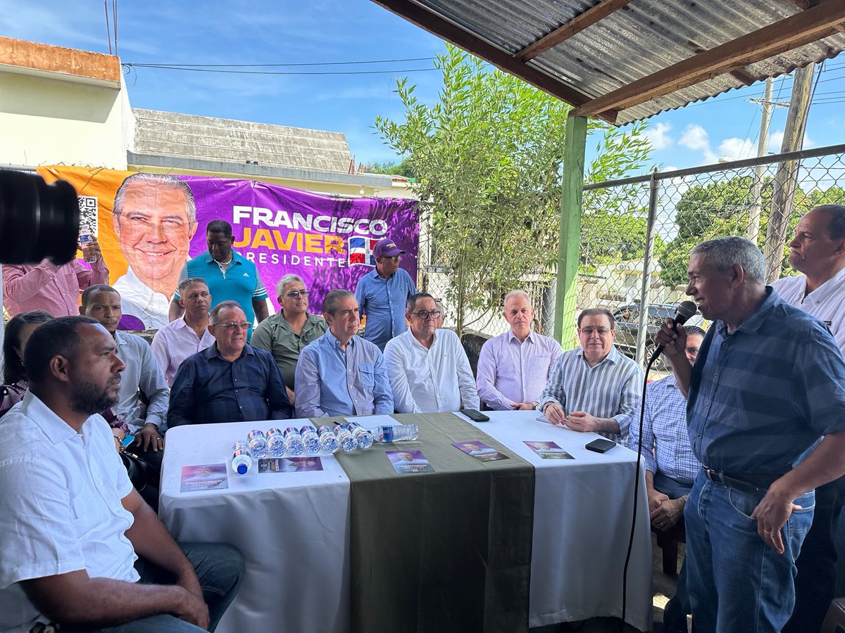 FJavierGarciaF's tweet photo. ¡Rincón, La Vega, firme! 🇩🇴

Hoy sostuvimos un importante encuentro con la Asociación de Pescadores del distrito municipal de Rincón, en La Vega, y nos comprometemos a iniciar la ruta de las "Visitas Sorpresa de Danilo" para recuperar el campo dominicano.

Durante el gobierno de Danilo Medina se impulsaron programas de apoyo al sector agropecuario. Ese respaldo contribuyó al crecimiento del sector y a que los productos llegaran a los consumidores a mejores precios.

Lamentablemente, en estos últimos seis años, el huracán PRM ha golpeado duramente al sector agropecuario.

 “Nosotros vamos a restablecer todos los programas que tenía el compañero Danilo Medina, iniciando por las Visitas Sorpresa para el renacer del campo”.

 “Haremos un gobierno proteccionista del campo dominicano”.

Garantizamos que vamos  a reivindicar al PLD y a Danilo Medina, poniendo a brillar nuevamente el campo dominicano. 🌱🇩🇴

Tenemos los técnicos y tenemos la gente con la sensibilidad social para asumir este compromiso.

Seguimos sin descanso, recorriendo cada rincón del país y construyendo, junto a nuestra gente, el camino hacia la consulta del 18 de octubre.

#Vota1