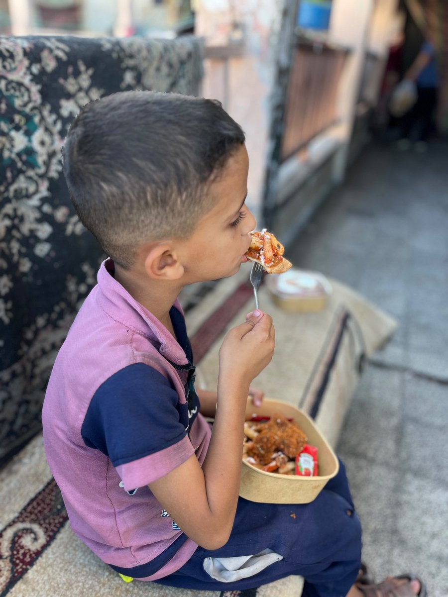 AZZAMAID's tweet photo. بمبلغ بسيط جداً بتحسن تفرح طفل أنهكه الحصار والجوع ❤️

أحيانا أعادة تغريد أنت تظنها أمر بسيط هي في الحقيقة قد تكون سبباً في فرحة الأطفال. https://t.co/XwzBO2Qbaj