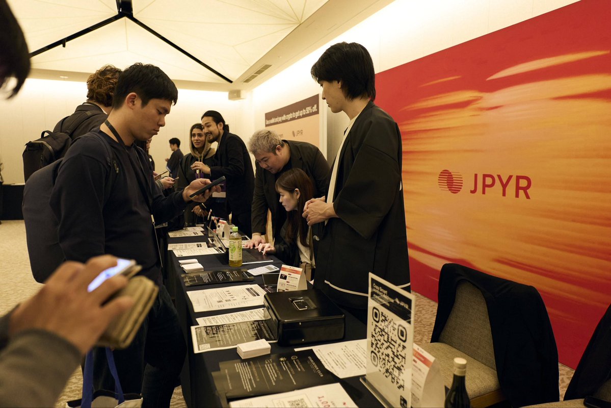 Elizabethnnp66's tweet photo. JPYRとcryptopawnのどちらにも正田健悟の隣にいる女性
どちらにも写っているって事は確実に関係者だよね？
一緒に刑事罰受けてね

#izakaya #gemforex
刑事罰を https://t.co/WrhhGl0sqB