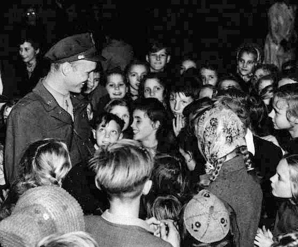 BazarinaS75320's tweet photo. When a Pilot Dropped Candy from the Sky for the Children of Berlin

In 1948, West Berlin was cut off by a Soviet blockade. With roads and waterways closed, millions of Berliners depended on the Berlin Airlift for food, coal, and other essential supplies.
Amid the massive airlift operation, U.S. pilot Gail Halvorsen noticed a group of children standing near Tempelhof Airport, watched the Allied planes come and go.

He stopped to talk to them. What struck him was that they weren't asking for food or other supplies. They simply wanted to watch the airplanes.

That gave Halvorsen an idea.
He began collecting candy, tied it to handkerchiefs to make tiny parachutes, and dropped the packages from his aircraft for the children below.
Before making each drop, he would gently “wiggle” the aircraft's wings so the children would know that the candy was coming.

The idea soon grew into what became known as Operation Little Vittles. Candy and handkerchiefs were collected across the United States, and other pilots joined Halvorsen in dropping the little packages over Berlin.
Halvorsen became known around the world as the “Candy Bomber” and “Uncle Wiggly Wings.”

The Berlin Airlift continued until September 1949 and became one of the defining humanitarian operations of the early Cold War.
The thousands of tons of food, coal, and other supplies delivered by air were, of course, far more important in practical terms.

But for the children whom waiting below, those tiny parachutes carrying a few pieces of candy meant something more: someone had not forgotten them.