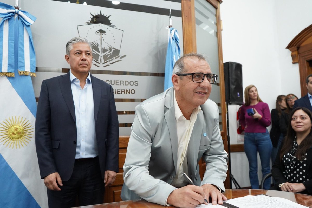 Rolo_Figueroa's tweet photo. NEUQUÉN ALCANZA UN RÉCORD HISTÓRICO DE INVERSIÓN EN OBRA PÚBLICA

Hoy celebramos un hito de la gestión , con más de 1.000 obras en marcha con financiamiento provincial en toda la provincia. Y damos continuidad con la firma de convenios por casi 116,000 millones de pesos en obras nuevas para los municipios.

Es el resultado del trabajo, la reorganización del Estado y de un Pacto de Gobernanza que nos permitió transformar recursos en obras para cada localidad.

No podemos naturalizar lo que está pasando en Neuquén. Tenemos que festejar lo logrado, pero también seguir trabajando para que este crecimiento llegue a la puerta de cada vecino, a cada familia y a cada comunidad. Falta, y vamos a hacer mucho más.