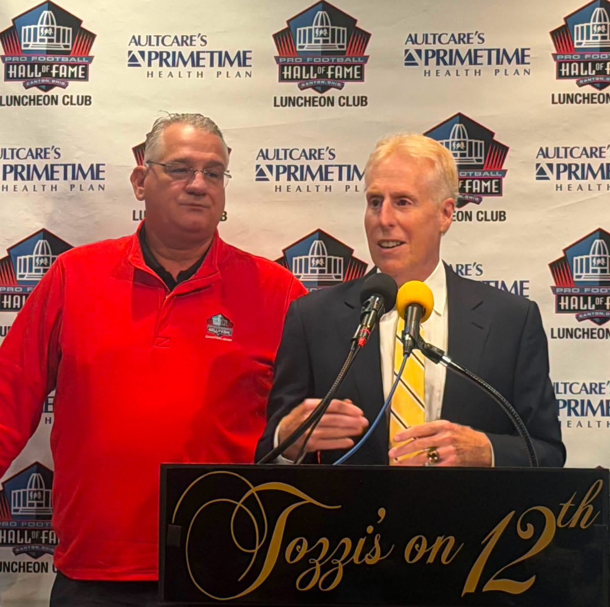 profballhoflc's tweet photo. Pro Football Hall of Fame Luncheon Club
Meeting #2

Mark Milano 
Jim Ballard

High School Football Playbook https://t.co/2Kq3BogP1i
