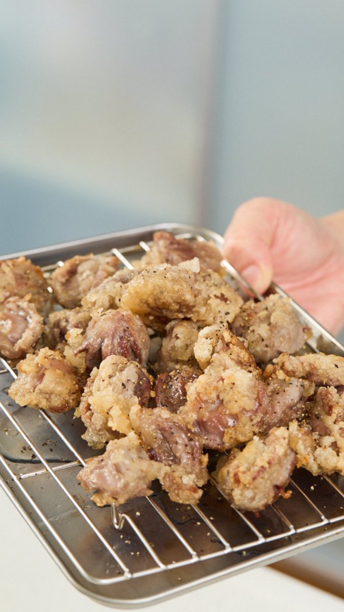 syokojiro's tweet photo. 揚げたてを思わずキッチンで食べてしまうぐらいの美味しさ。

ザックザク＆コリッコリ、砂肝のにんにく黒こしょう唐揚げ。お酒あまり飲めないけど、きっとお酒に合うんだろうな～。 https://t.co/H5yNXeJfe0