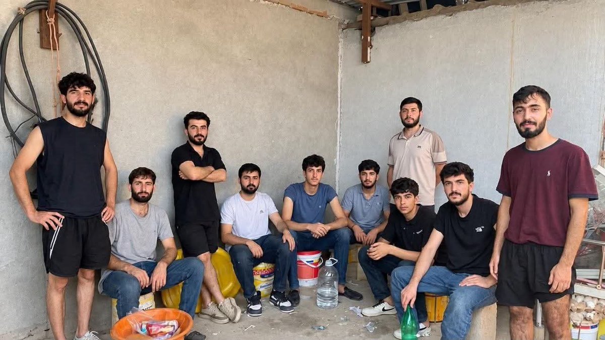 Mervanozdemi's tweet photo. Yazık. Çok yazık. Başurlu 18 gencin Akdeniz’de bir göçmen teknesinin alabora olması sonucu hayatını kaybettiği bildiriliyor 

Bakalım dijital medyada üç beş etkileşim uğruna ağlama seansları düzenleyen medya organları ve çalışanları konuyu nasıl ele alacak. https://t.co/8zEWArILZG