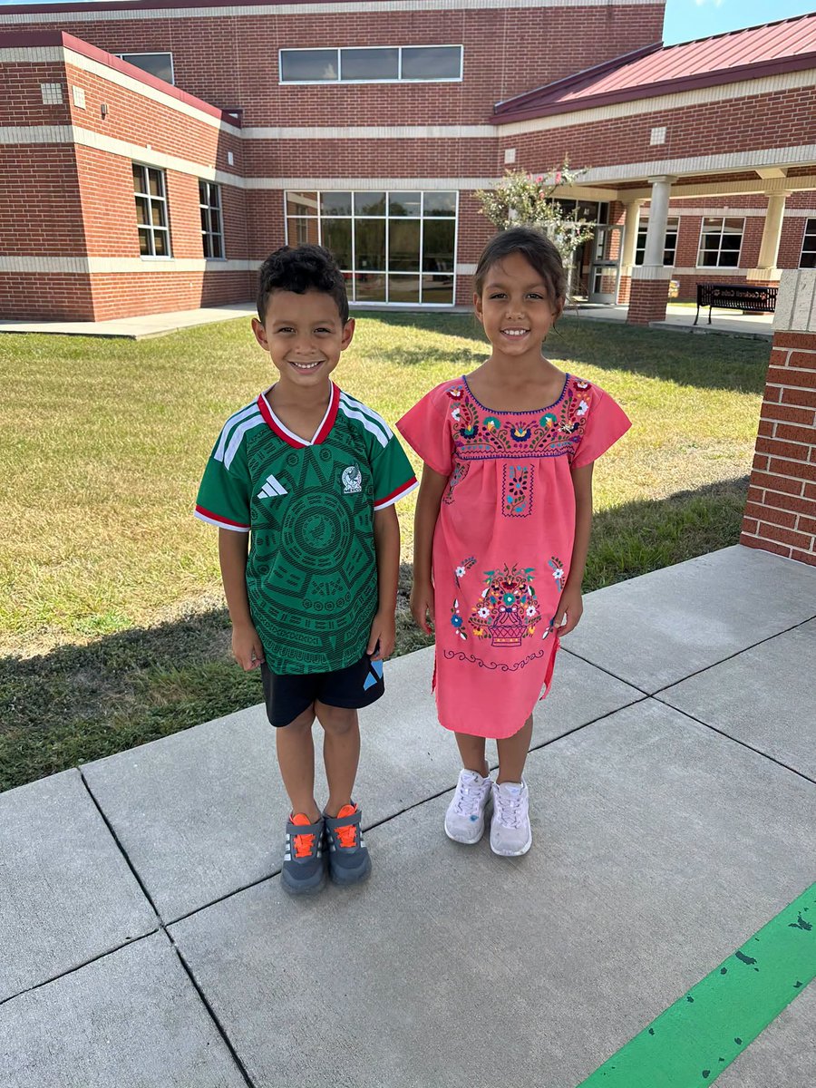 PearlandISD's tweet photo. CAMPUS SPOTLIGHT: 
More Hispanic Heritage Month celebrations across our district! 🎉💃🏽 
The Cockrell Elementary Cubs are celebrating in style! Thank you for joining in the fun and helping us celebrate Hispanic Heritage Month! 💚

#BuildPearlandProud https://t.co/9x1wsWjcCz
