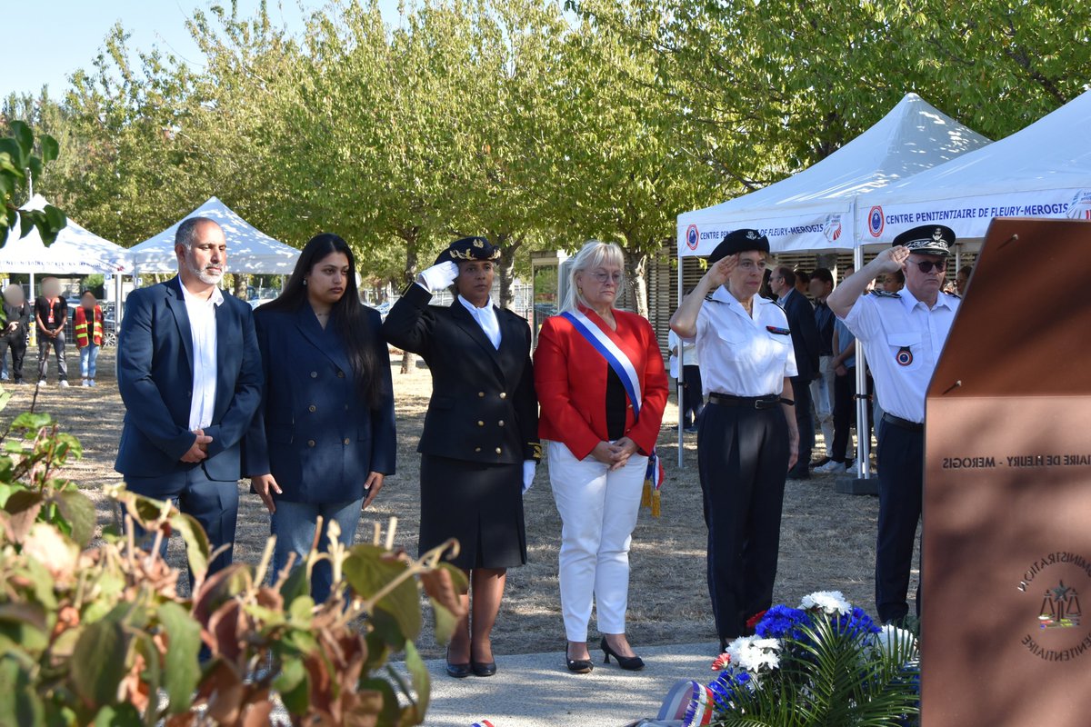 Image de Préfète de l'Essonne - ⚫ #Hommage | Béatrice Blondel, directrice de cabinet de la préfète de l’Essonne, a participé, au cen