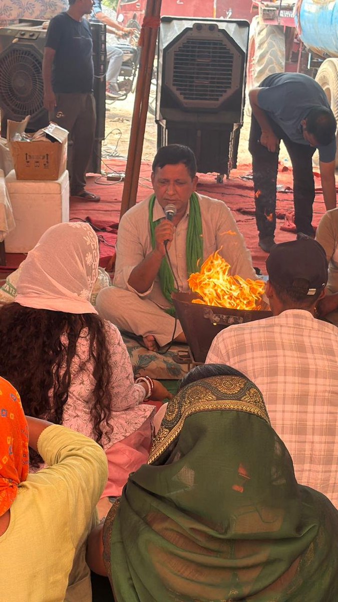 BhupendraS24918's tweet photo. past 17–18 days, a peaceful protest has been ongoing in the Pushta Paar area under the leadership of Hon’ble Shri Sukhbir Khalifa Ji. The residents of the area have been requesting basic facilities, particularly electricity, for a long time.#NoidaBijliPaniDo #SukhveerKhalifa https://t.co/8Iz9MRBsub
