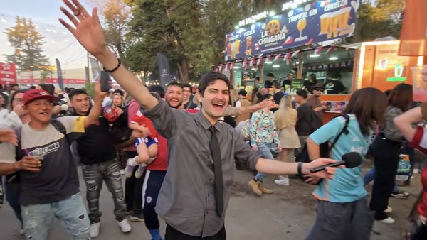Cooperativa's tweet photo. Volvió un clásico de Youtube: Fabio Torres regresó a las fondas después de 10 años https://t.co/W3xUwEEbWx https://t.co/cHSs7bFSSA
