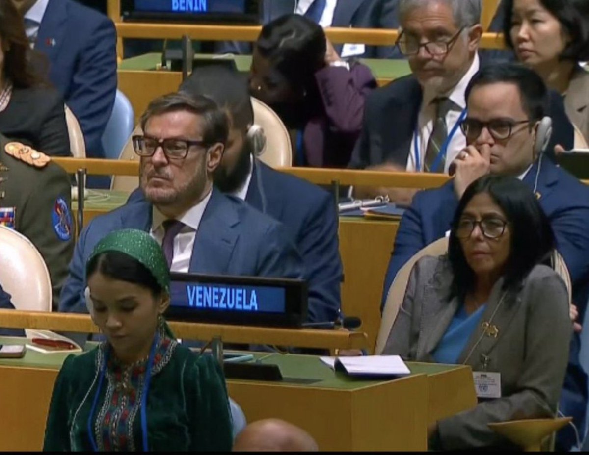 EmmaRincon's tweet photo. Esta fue la cara de Delcy Rodríguez y de la delegación del régimen dictatorial de Venezuela mientras el presidente Trump decía que arrestaron a Maduro y que ahora "al vencedor le pertenece el botín" en referencia al petróleo. https://t.co/KBNawEmhh0
