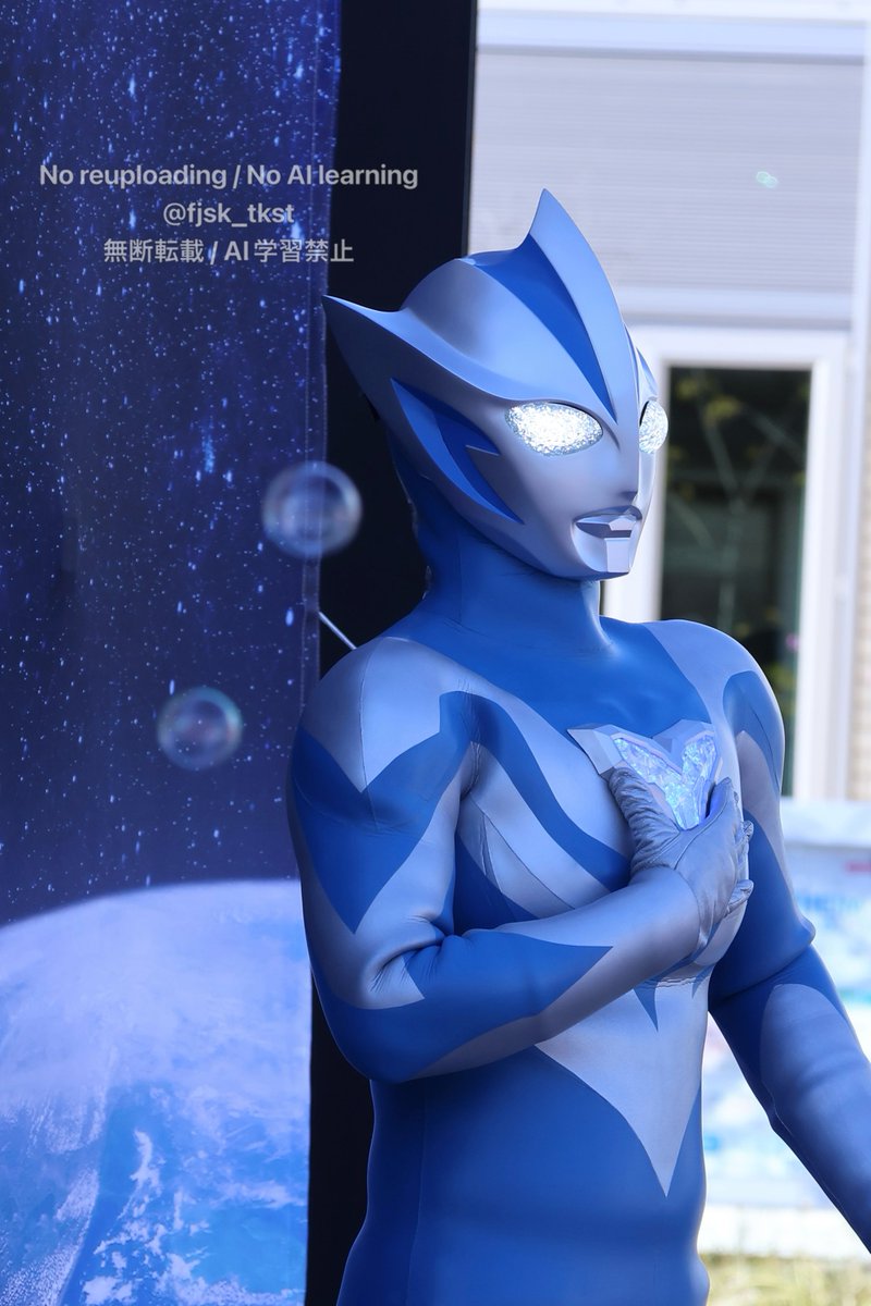 fjsk_tkst's tweet photo. 展示場さんのシャボン玉がテオくんの近くまで飛んできていて綺麗でした！
どちらもキラキラしてる〜〜🌟🫧

#ウルトラマンテオ
#ハウジングプラザあいづ https://t.co/2W6qflHItl