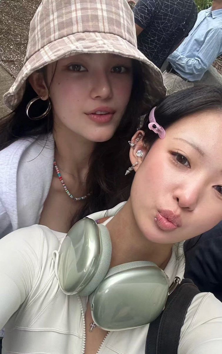 AboutNWJNSMusic's tweet photo. Danielle taking selfies with stunning fans. https://t.co/pUJ091XGvJ