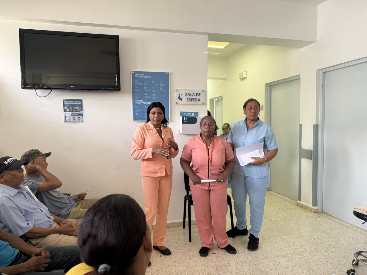 Hospitaljima's tweet photo. Comprometidos con la salud integral, realizamos una charla educativa sobre métodos anticonceptivos y planificación familiar, dirigida a los usuarios en sala de espera. La orientación busca promover decisiones responsables y el bienestar de nuestra población.

#Planificación https://t.co/hbATEIF20y