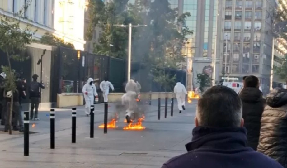 GAMBA_CL's tweet photo. Terroristas del Instituto Nacional otra vez atacaron a Carabineros con bombas molotov https://t.co/Cw7k8MjsEM https://t.co/LnGWdpEE7D