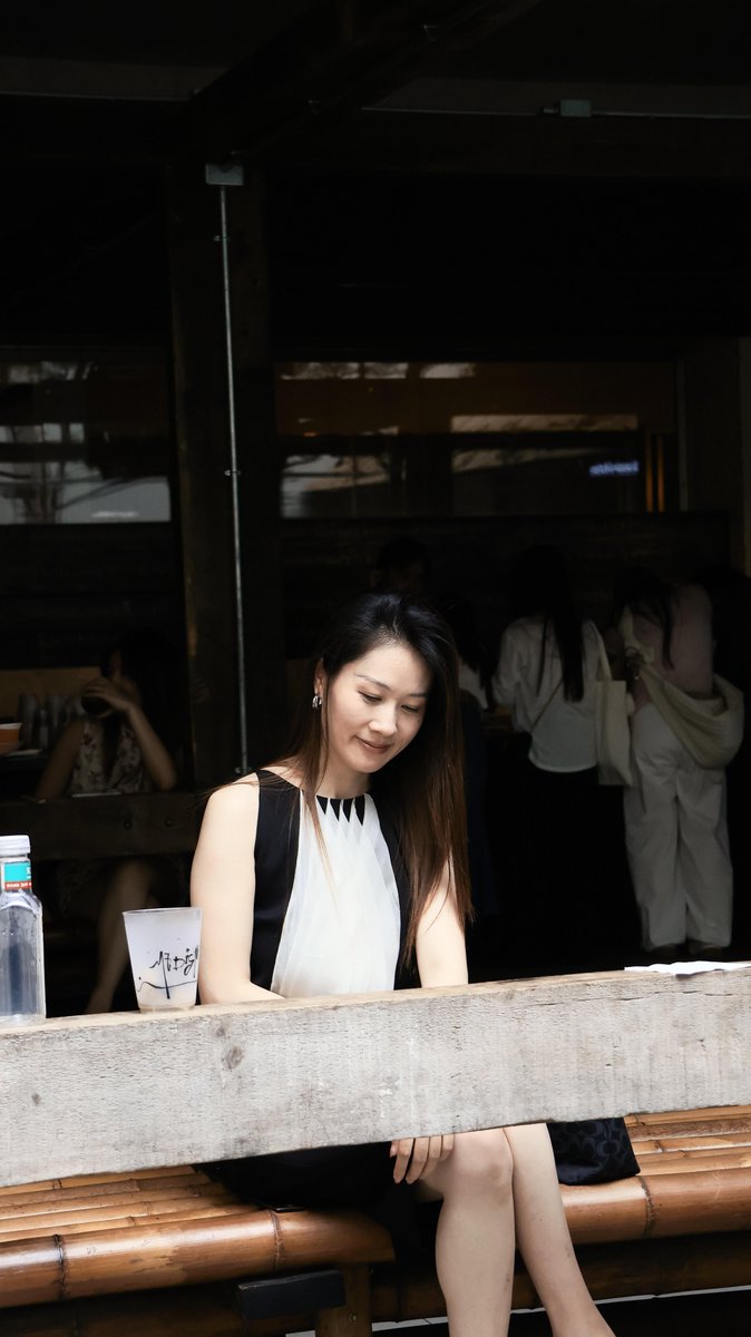 ZD0wcb's tweet photo. 这身白色也太美了吧，30多岁了还能被叫小美女吗🤩 https://t.co/2jon4MEkMq