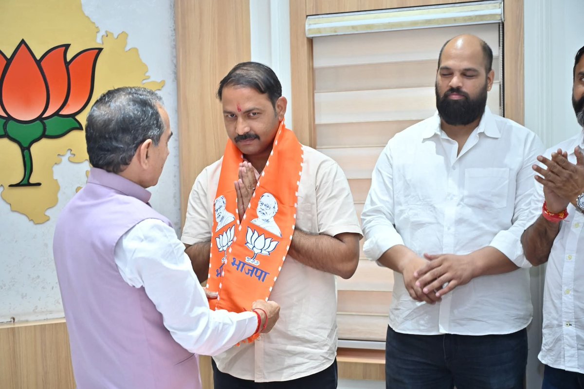 BJP4Rajasthan's tweet photo. भारतीय जनता पार्टी की जनहितकारी नीतियों एवं जनसेवा के संकल्प से प्रभावित होकर जयपुर स्थित भाजपा प्रदेश मुख्यालय में झोटवाड़ा विधानसभा क्षेत्र के वार्ड 29 से निर्दलीय पार्षद के रूप में निर्वाचित श्री विक्रम सिंह शेखावत (जालुंड) ने अपनी पूरी टीम के साथ भारतीय जनता पार्टी की सदस्यता ग्रहण की।

भाजपा प्रदेश अध्यक्ष श्री @madanrrathore ने सभी को पार्टी का पटका पहनाकर भाजपा परिवार में स्वागत एवं अभिनंदन किया।

इस अवसर पर भाजपा राष्ट्रीय मंत्री व राज्यसभा सांसद श्रीमती @KavitaPatidar_ एवं प्रदेश महामंत्री श्री @SharwanBagdiBjp की गरिमामयी उपस्थिति रही।