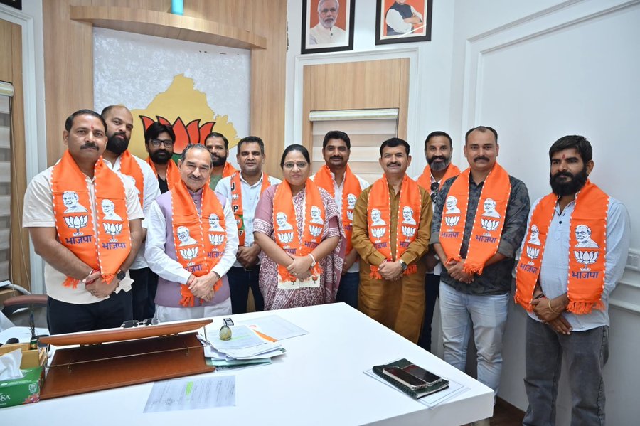 BJP4Rajasthan's tweet photo. भारतीय जनता पार्टी की जनहितकारी नीतियों एवं जनसेवा के संकल्प से प्रभावित होकर जयपुर स्थित भाजपा प्रदेश मुख्यालय में झोटवाड़ा विधानसभा क्षेत्र के वार्ड 29 से निर्दलीय पार्षद के रूप में निर्वाचित श्री विक्रम सिंह शेखावत (जालुंड) ने अपनी पूरी टीम के साथ भारतीय जनता पार्टी की सदस्यता ग्रहण की।

भाजपा प्रदेश अध्यक्ष श्री @madanrrathore ने सभी को पार्टी का पटका पहनाकर भाजपा परिवार में स्वागत एवं अभिनंदन किया।

इस अवसर पर भाजपा राष्ट्रीय मंत्री व राज्यसभा सांसद श्रीमती @KavitaPatidar_ एवं प्रदेश महामंत्री श्री @SharwanBagdiBjp की गरिमामयी उपस्थिति रही।