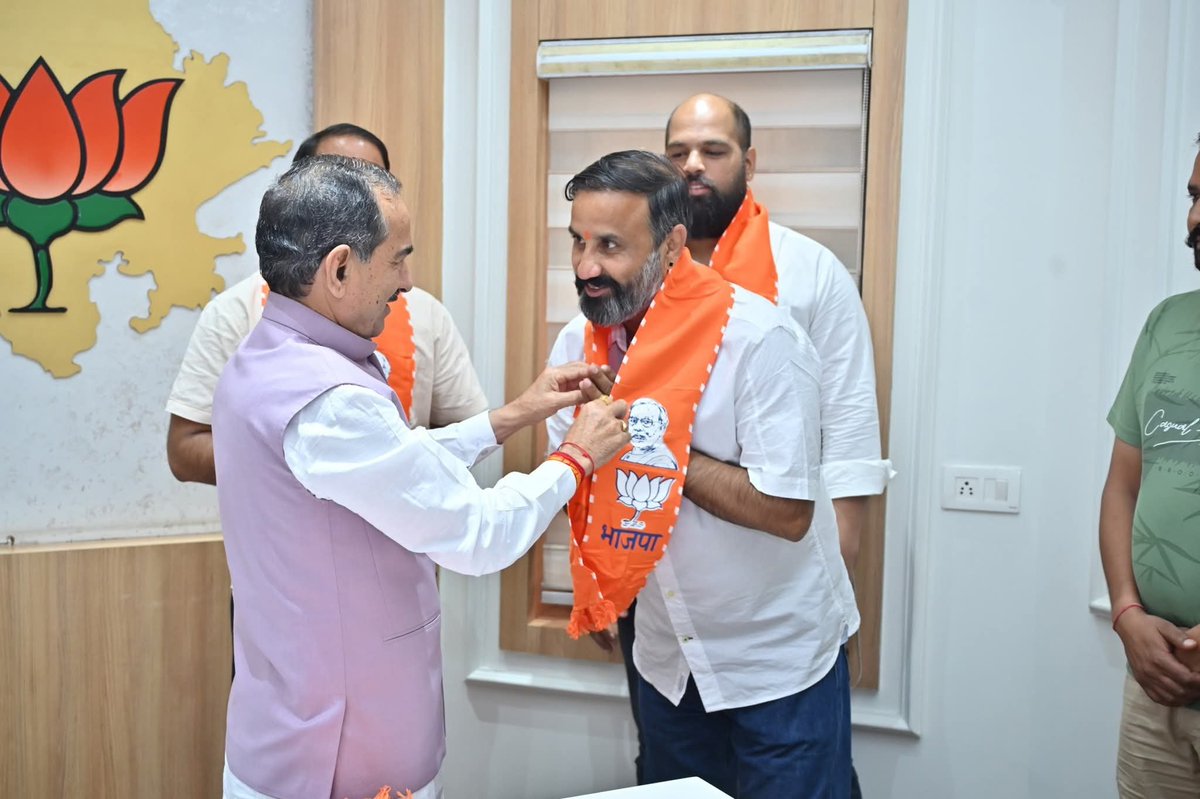 BJP4Rajasthan's tweet photo. भारतीय जनता पार्टी की जनहितकारी नीतियों एवं जनसेवा के संकल्प से प्रभावित होकर जयपुर स्थित भाजपा प्रदेश मुख्यालय में झोटवाड़ा विधानसभा क्षेत्र के वार्ड 29 से निर्दलीय पार्षद के रूप में निर्वाचित श्री विक्रम सिंह शेखावत (जालुंड) ने अपनी पूरी टीम के साथ भारतीय जनता पार्टी की सदस्यता ग्रहण की।

भाजपा प्रदेश अध्यक्ष श्री @madanrrathore ने सभी को पार्टी का पटका पहनाकर भाजपा परिवार में स्वागत एवं अभिनंदन किया।

इस अवसर पर भाजपा राष्ट्रीय मंत्री व राज्यसभा सांसद श्रीमती @KavitaPatidar_ एवं प्रदेश महामंत्री श्री @SharwanBagdiBjp की गरिमामयी उपस्थिति रही।