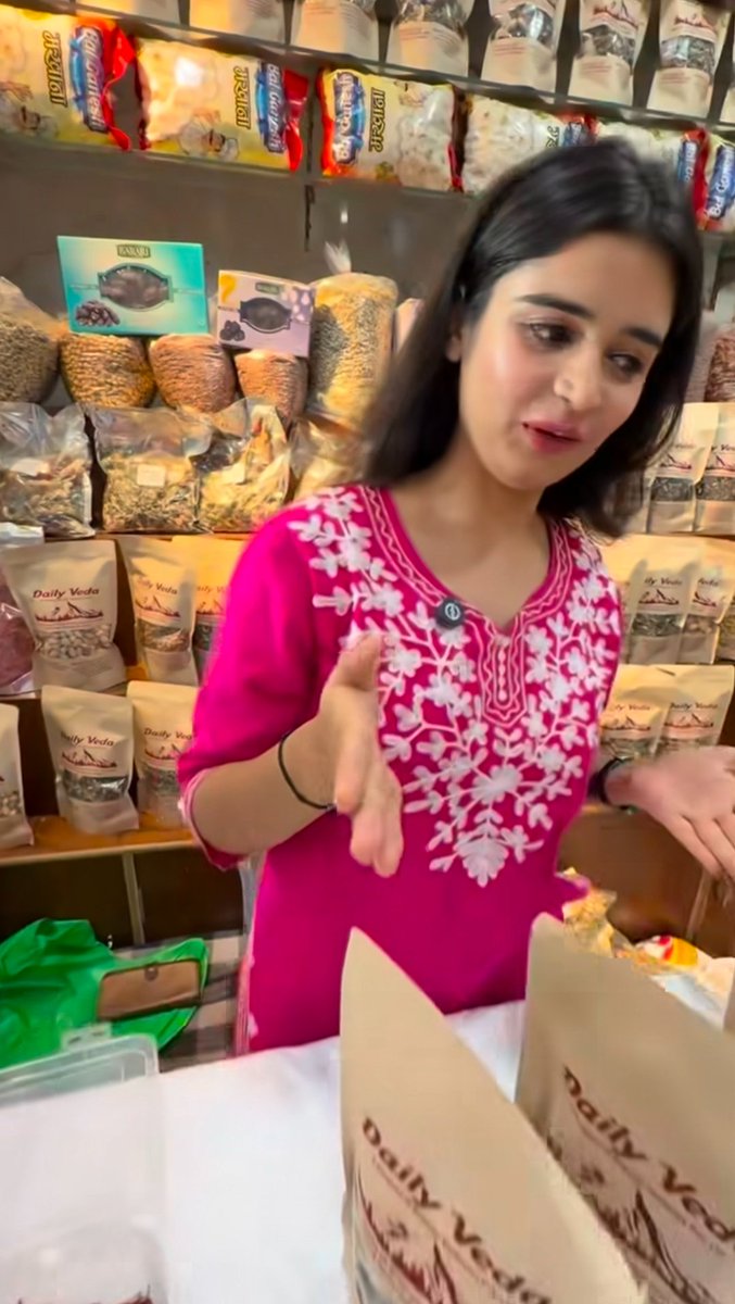 Bhumika_2024's tweet photo. ये गरीब लड़का अपनी girlfriend की शादी के लिए, Kesar खरीदने के लिए जम्मू कश्मीर चला गया।

दुकानदार से पूछा 1kg Kesar कितने रुपए है, दुकानदार बोला लगभग 5 लाख रूपए, गरीब लड़के के होश उड़ गए।

फिर भी लड़के ने अपनी शादी की जरूरत के हिसाब से लगभग आधा किलो Kesar ₹200000 रूपए में खरीद लिया।

वैसे कश्मीरी Kesar की कीमत इसलिए ज्यादा है, क्योंकि वे अपनी उच्च गुणवत्ता और अद्भुत दिखावट के लिए जाना जाता हैं।