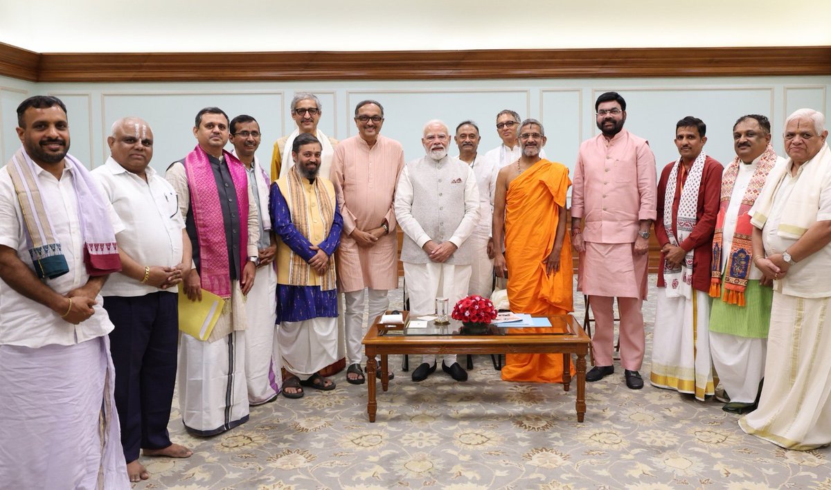 narendramodi's tweet photo. ಉಡುಪಿಯ ಶ್ರೀ ಪೇಜಾವರ ಅಧೋಕ್ಷಜ ಮಠದ ಶ್ರೀ ವಿಶ್ವಪ್ರಸನ್ನ ತೀರ್ಥ ಸ್ವಾಮೀಜಿ ಹಾಗೂ ಇತರ ಗಣ್ಯರನ್ನು ಭೇಟಿಯಾದೆ.

ಪದ್ಮವಿಭೂಷಣ ಯತಿಕುಲ ಚಕ್ರವರ್ತಿ ಶ್ರೀ ವಿಶ್ವೇಶ ತೀರ್ಥ ಸ್ವಾಮೀಜಿಯವರ ಜನ್ಮ ಶತಮಾನೋತ್ಸವ ಆಚರಣೆಯ ಲಾಂಛನವನ್ನು ಅನಾವರಣಗೊಳಿಸಲಾಯಿತು. ಭಕ್ತಿ, ಜ್ಞಾನ ಮತ್ತು ಸೇವೆಯಿಂದ ಕೂಡಿದ ಅವರ ಜೀವನವು ಅಸಂಖ್ಯಾತ ಜನರಿಗೆ ನಿರಂತರ ಸ್ಫೂರ್ತಿಯಾಗಿದೆ. ಅವರ ಜನ್ಮ ಶತಮಾನೋತ್ಸವದ ಅಂಗವಾಗಿ ಕೈಗೊಳ್ಳಲಾಗುತ್ತಿರುವ ವಿವಿಧ ಚಟುವಟಿಕೆಗಳು ಅವರ ಉದಾತ್ತ ಆದರ್ಶಗಳನ್ನು ಮತ್ತಷ್ಟು ಮುಂದಕ್ಕೆ ಕೊಂಡೊಯ್ಯಲಿವೆ.