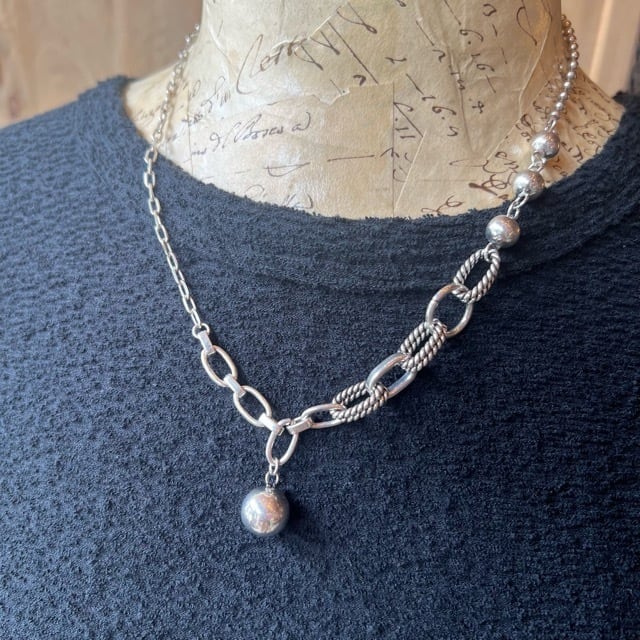 DarlaHalbrme's tweet photo. TOPANGA Jewelry’s Luna Chain necklace is now available. Its flowing chain and moon-inspired center add an elegant touch to any outfit. Perfect for everyday wear, layering, special occasions, or gifting. https://t.co/M0TQhkH7Ty