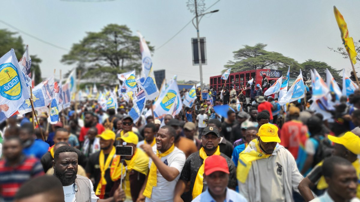aigle_mulumba1's tweet photo. Le peuple était dans la rue le 15 septembre. Aujourd’hui, c’est juste un groupe d’individus assoiffés de pouvoir qui veulent tromper le Président en lui faisant croire que le peuple soutient la démarche anticonstitutionnelle de changement de Constitution.

Ils ont appelé jeunes, vieux et vieilles, et même des enfants, moyennant quelque chose, mais malgré ça, le peuple n’a pas répondu présent. Le peuple est conscient de son destin.

Le peuple s’est déjà exprimé le 15 septembre 2026. Il a dit NON au changement de Constitution, par conséquent à la loi sur le référendum, et NON à la balkanisation.

Le peuple gagne toujours.
Vive la #C64 
@allchangement 
@Coalition_64 
@kabund_jmkkrock
