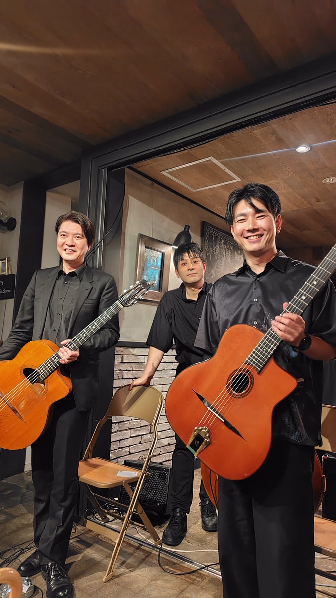 m_choco_sweets's tweet photo. u-ma kagurazaka さんにて #TokyoDjangoCollective(#河野文彦 #手島大輔 #阿部恭平) さんのLIVEでした🎵昨日の野外LIVEが中止になり☔心にぽっかり穴が空いた感じだったので😢今日はパーフェクトな演奏が聴けて自然と心も満たされました〜😌🎶本当カッコイイ❗️9/27の野外イベントは晴れますように☀⤴️ https://t.co/qYipzXSNy3