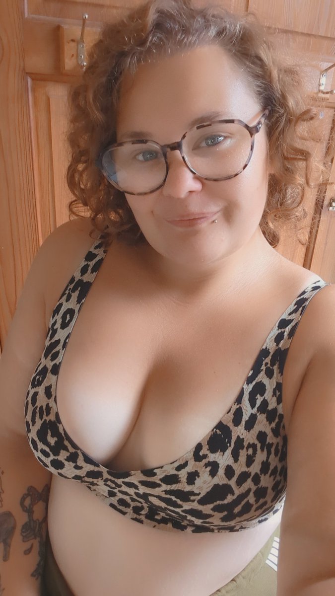 LexiMenethil's tweet photo. Actually have some cleavage here 😂 https://t.co/fxtUTCEgqK