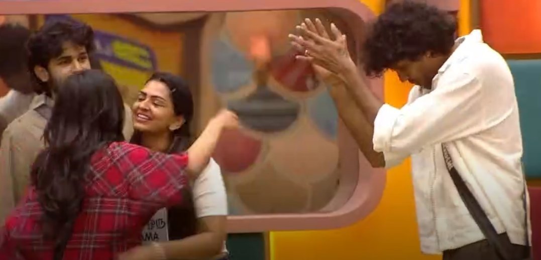 krish19726's tweet photo. Jason bowed to respect shathiga🫡❤️.. that was wholesome.. #Shathiga performance mode getting whole applause by hms .. mukesh was a good companion🤗

#BiggBossTamil10 #BiggBoss10Tamil https://t.co/TPnqzYHhr1