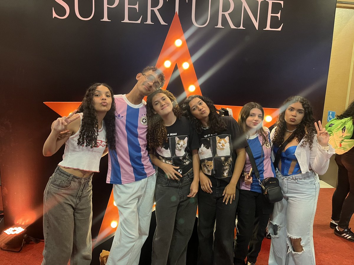 ondevcdeveestar's tweet photo. @itau @jaoromania Seria inesquecível ir no show dessa nova era com meus amigos que eu fiz por causa do jao e agora são minha família, e me sentir em casa no show do artista que salvou minha vida  #MeNotaItaú https://t.co/I48LRTpMW9