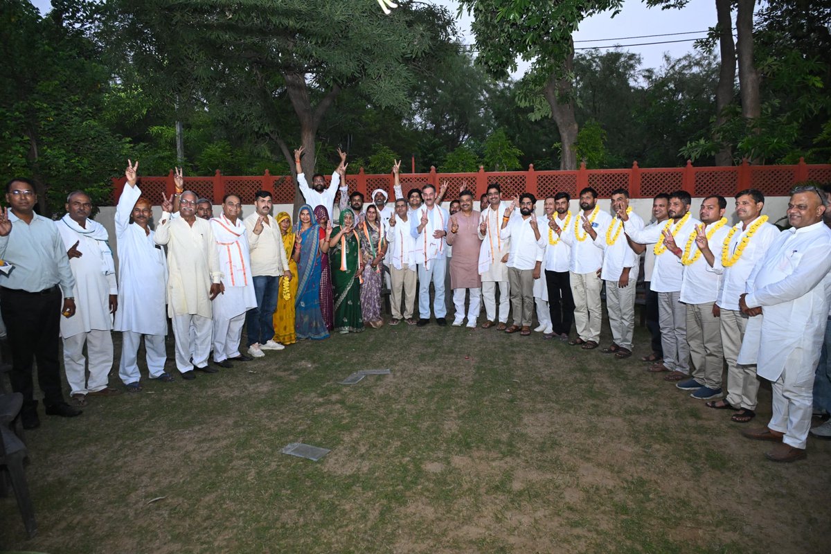 TikaRamJullyINC's tweet photo. आज फूल बाग, अलवर में आदरणीय श्री भँवर जितेन्द्र सिंह जी के साथ थानागाजी नगरपालिका की कांग्रेस पार्टी की नवनिर्वाचित चेयरमैन श्रीमती पपीता देवी हरसाना जी एवं वाइस चेयरमैन श्रीमती पंकज सैनी जी को हार्दिक बधाई एवं उज्ज्वल भविष्य की शुभकामनाएं प्रेषित कीं।

मुझे पूर्ण विश्वास है कि आप थानागाजी के आमजन की आवाज़ बनेंगे और सभी को साथ लेकर थानागाजी नगरपालिका के सर्वांगीण विकास के लिए पूरी मजबूती एवं समर्पण के साथ कार्य करेंगे तथा जनता के विश्वास पर खरी उतरेंगी।

इस दौरान थानागाजी विधायक श्री कांति प्रसाद मीणा जी, अलवर जिला कांग्रेस कमेटी के अध्यक्ष श्री प्रकाश गंगावत जी, थानागाजी के नवनिर्वाचित पार्षदगण एवं वरिष्ठ कांग्रेसजन मौजूद रहे। 
@JitendraSAlwar @KantiPrasadMLA @GangawatPrakash @INCRajasthan