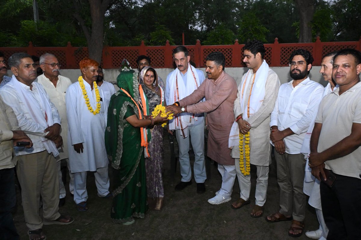 TikaRamJullyINC's tweet photo. आज फूल बाग, अलवर में आदरणीय श्री भँवर जितेन्द्र सिंह जी के साथ थानागाजी नगरपालिका की कांग्रेस पार्टी की नवनिर्वाचित चेयरमैन श्रीमती पपीता देवी हरसाना जी एवं वाइस चेयरमैन श्रीमती पंकज सैनी जी को हार्दिक बधाई एवं उज्ज्वल भविष्य की शुभकामनाएं प्रेषित कीं।

मुझे पूर्ण विश्वास है कि आप थानागाजी के आमजन की आवाज़ बनेंगे और सभी को साथ लेकर थानागाजी नगरपालिका के सर्वांगीण विकास के लिए पूरी मजबूती एवं समर्पण के साथ कार्य करेंगे तथा जनता के विश्वास पर खरी उतरेंगी।

इस दौरान थानागाजी विधायक श्री कांति प्रसाद मीणा जी, अलवर जिला कांग्रेस कमेटी के अध्यक्ष श्री प्रकाश गंगावत जी, थानागाजी के नवनिर्वाचित पार्षदगण एवं वरिष्ठ कांग्रेसजन मौजूद रहे। 
@JitendraSAlwar @KantiPrasadMLA @GangawatPrakash @INCRajasthan