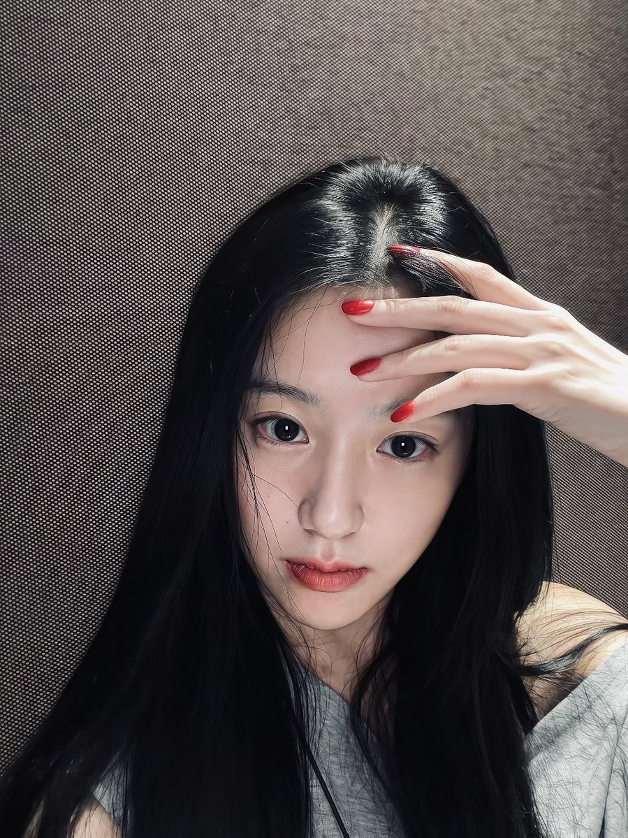 Ivybaa's tweet photo. Red tips, lowkey lethal. 💅🏻 https://t.co/EEW3t5Ogtr