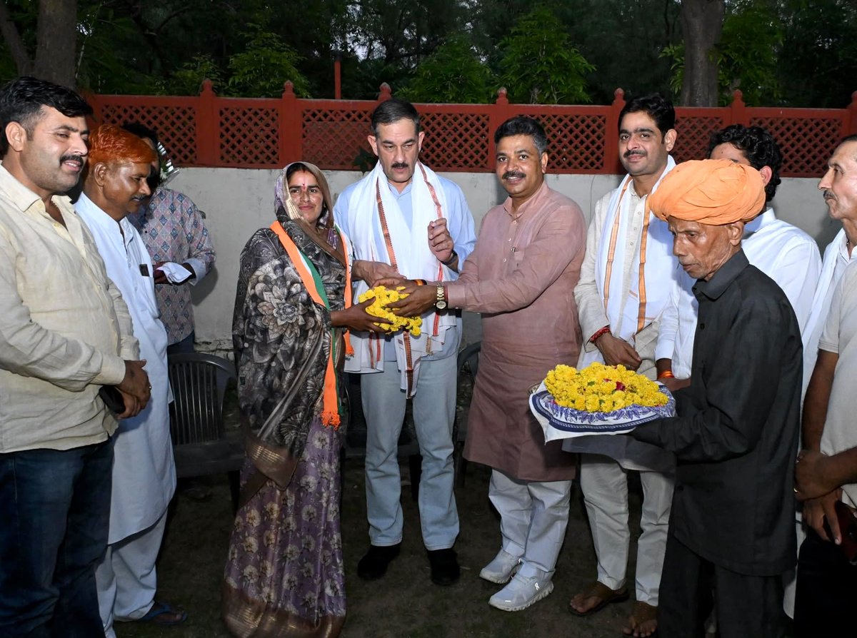 TikaRamJullyINC's tweet photo. आज फूल बाग, अलवर में आदरणीय श्री भँवर जितेन्द्र सिंह जी के साथ थानागाजी नगरपालिका की कांग्रेस पार्टी की नवनिर्वाचित चेयरमैन श्रीमती पपीता देवी हरसाना जी एवं वाइस चेयरमैन श्रीमती पंकज सैनी जी को हार्दिक बधाई एवं उज्ज्वल भविष्य की शुभकामनाएं प्रेषित कीं।

मुझे पूर्ण विश्वास है कि आप थानागाजी के आमजन की आवाज़ बनेंगे और सभी को साथ लेकर थानागाजी नगरपालिका के सर्वांगीण विकास के लिए पूरी मजबूती एवं समर्पण के साथ कार्य करेंगे तथा जनता के विश्वास पर खरी उतरेंगी।

इस दौरान थानागाजी विधायक श्री कांति प्रसाद मीणा जी, अलवर जिला कांग्रेस कमेटी के अध्यक्ष श्री प्रकाश गंगावत जी, थानागाजी के नवनिर्वाचित पार्षदगण एवं वरिष्ठ कांग्रेसजन मौजूद रहे। 
@JitendraSAlwar @KantiPrasadMLA @GangawatPrakash @INCRajasthan