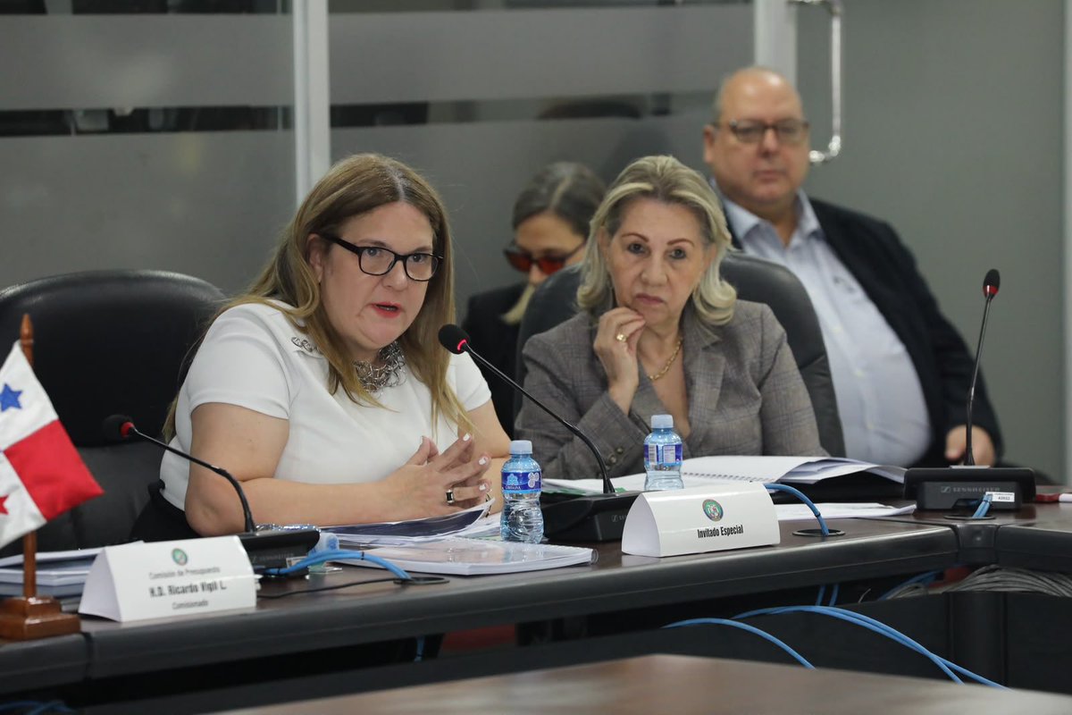 AmpymePanama's tweet photo. Silvia Fábrega, directora general encargada de AMPYME, sustentó este lunes ante la Comisión de Presupuesto de la Asamblea Nacional el presupuesto de la institución para la vigencia fiscal 2027. #ConPasoFirme🇵🇦 https://t.co/ZlPvQDmzYY