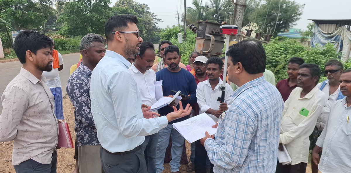 sdm_bcm's tweet photo. Sub Collector Mrinal Shreshtha, further inspected the ongoing Re-Survey works at:
1. Sunnamvarigudem village, Pinapaka mandal
2. Battupali village, Karakagudem Mandal
He took feedback from the public, Tahsildars and the Surveyor teams regarding the work. 

Later on, he also paid a surprise visit to the Tahsildar Office, Manuguru, and inspected the work of various sections. 

He instructed all the employees to maintain cleanliness and sanitation in the office premises.

He further instructed the Tahsildars to adopt "Citizen Centric Administration" approach and expedite the disposal of Meeseva certificates and Bhubharthi applications.