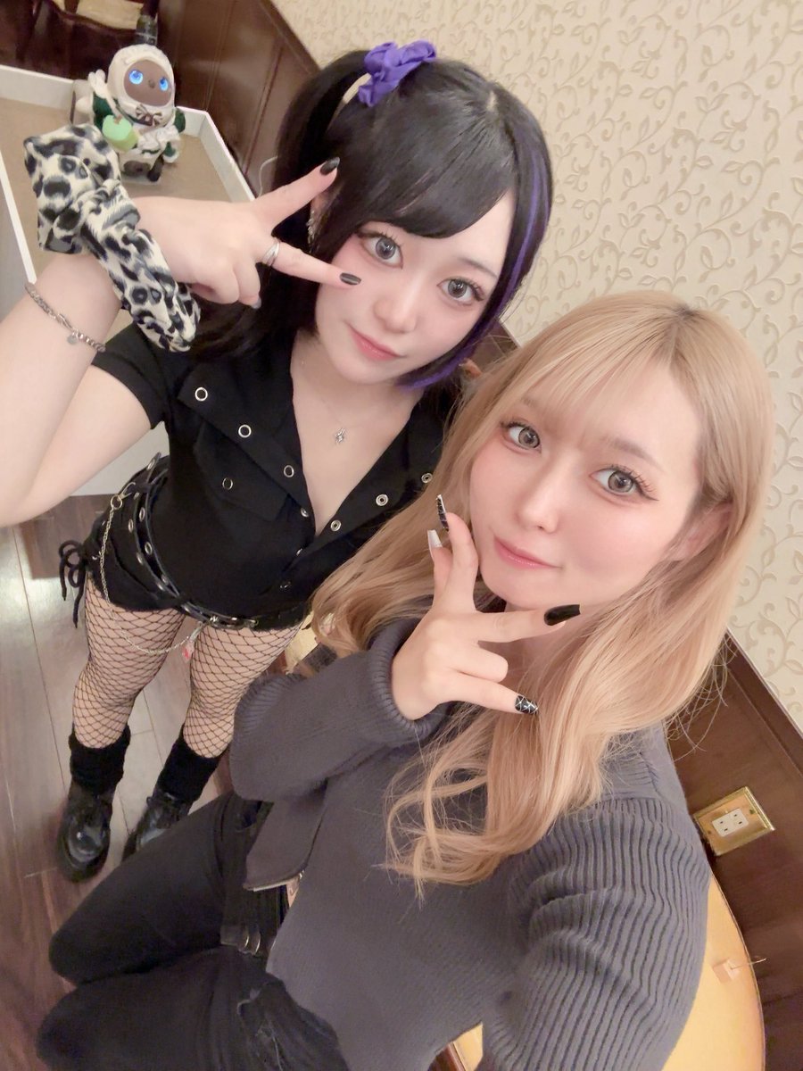 Linooo_MaiLeaf's tweet photo. ご帰宅ありがとうございました❕
「メイリーフで“ギャルといえば(リノ)“だよね︎👍🏻」「街中にいるよね､こういうギャル❕」などたくさんお褒めの言葉をいただき嬉し恥ずかしでした🥺🌈チェキも感謝‼️

ミドリちゃんとも一緒にお給仕できてとても癒されました🍏かわいい〜しか言ってなかったかも💚 https://t.co/tzUHpaPw1w