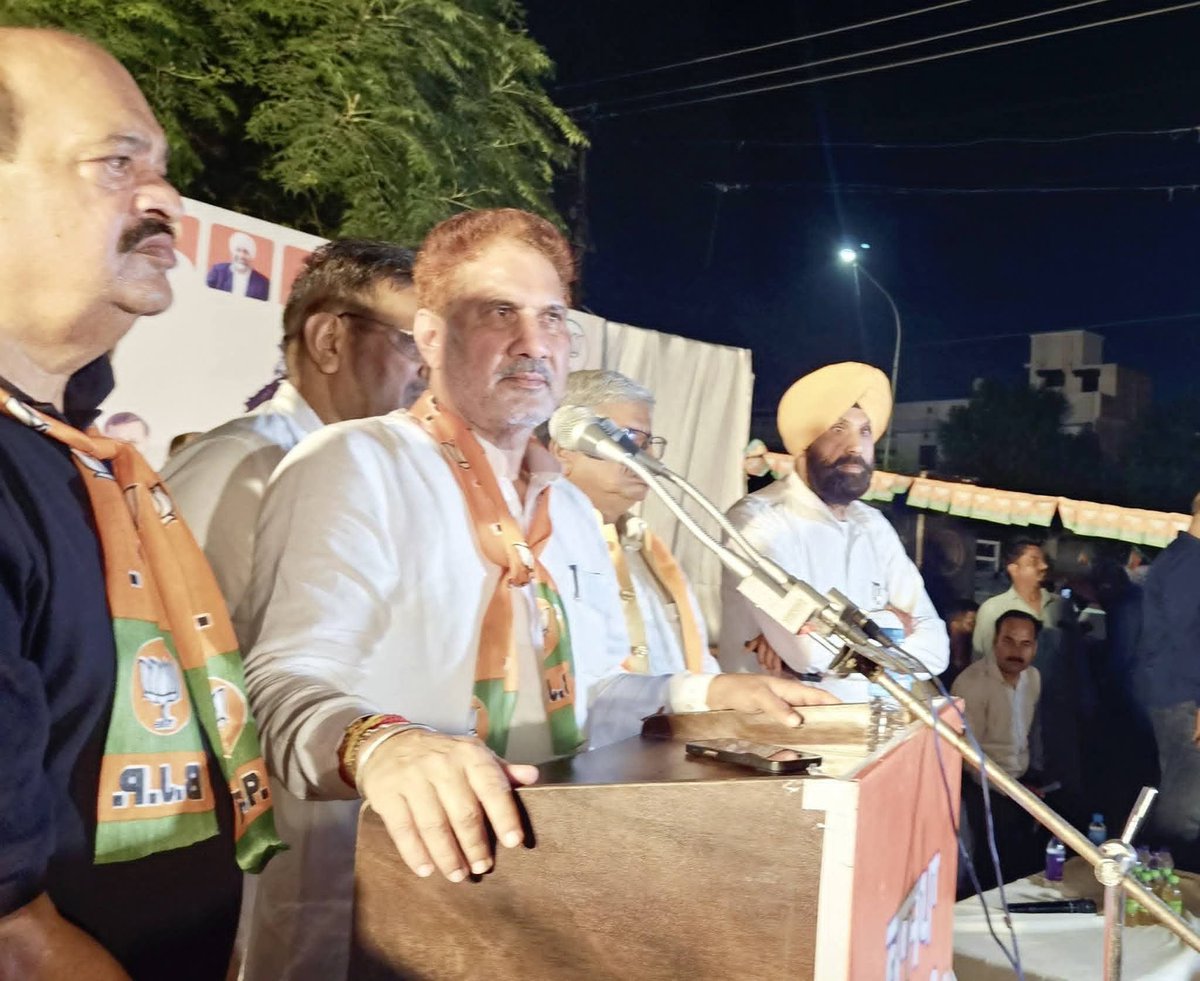 subhashbrala's tweet photo. धोबीआणा बस्ती, बठिंडा में आयोजित ‘नशामुक्त पंजाब यात्रा’ के दौरान उपस्थित क्षेत्रवासियों को संबोधित किया।

पंजाब के युवाओं को नशे से बचाना और प्रदेश को नशामुक्त बनाना सभी की सामूहिक जिम्मेदारी है। इस दिशा में जन-जागरण और जनभागीदारी को मजबूत करने की आवश्यकता है।

आगामी विधानसभा चुनाव में पंजाब को नशामुक्त, सुरक्षित और विकसित बनाने के लिए भारतीय जनता पार्टी के पक्ष में मतदान करने की अपील की।

#नशामुक्तपंजाब #NashaMuktPunjab #BJP #BJPPunjab #Punjab