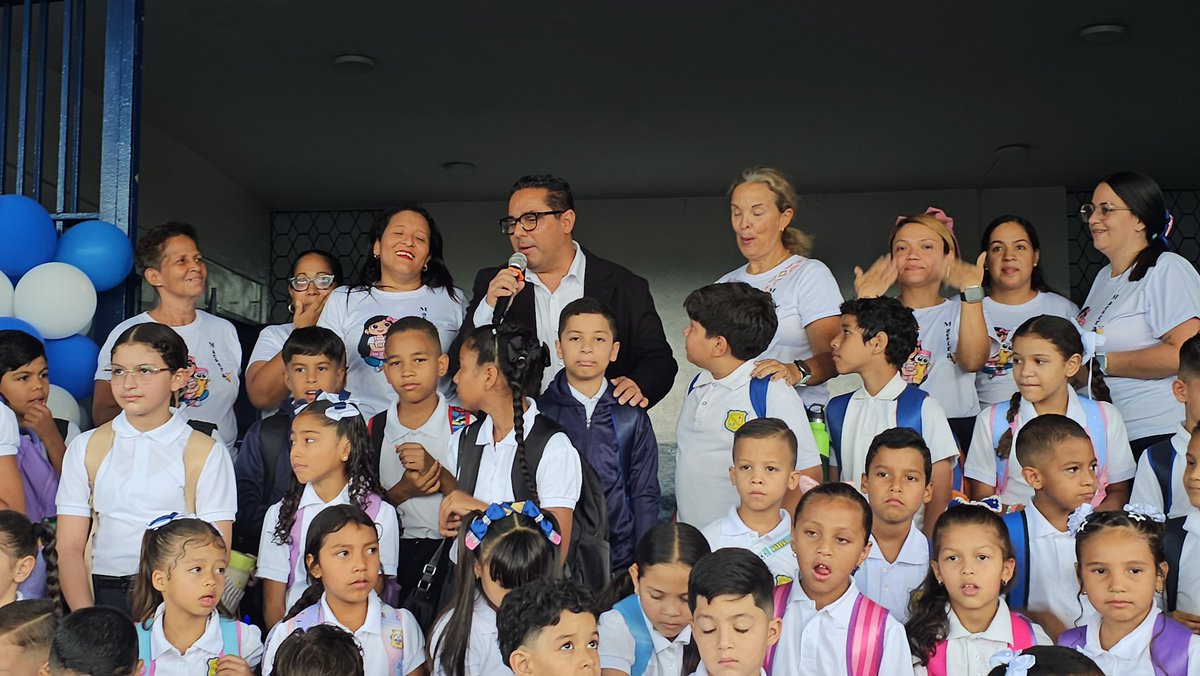 ElHatillo's tweet photo. ¡En El Hatillo la educación no se detiene!👩🏻‍🏫

Tuvimos un exitoso regreso a clases en todo nuestro municipio 📚✅

Vamos por más educación 🙌🏻

#AlcaldiaElHatillo #FernandoMelena https://t.co/Fji8vA0KQp